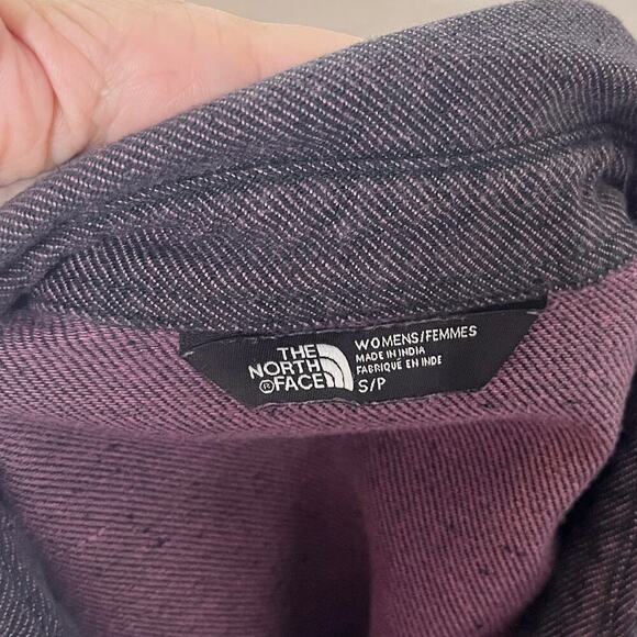 The North Face Women's Button Up Shirt S Purple Gray Tulip Slit Hem Textured Top - Picture 3 of 7